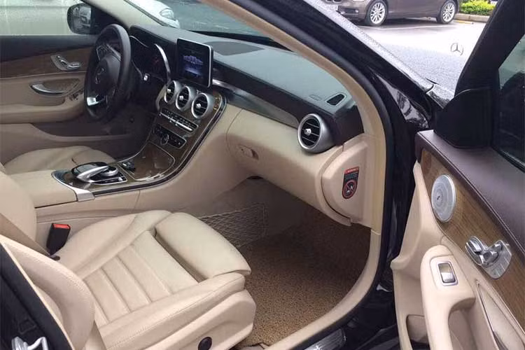 C250 Exclusive sử dụng động cơ 2.0L, cho công suất tối đa 211 mã lực tại 5.500 vòng/phút, mô-men xoắn cực đại 350 Nm tại 1.200 - 4.000 vòng/phút. Hộp số tự động 7 cấp 7G-TRONIC Plus và dẫn động cầu sau. 