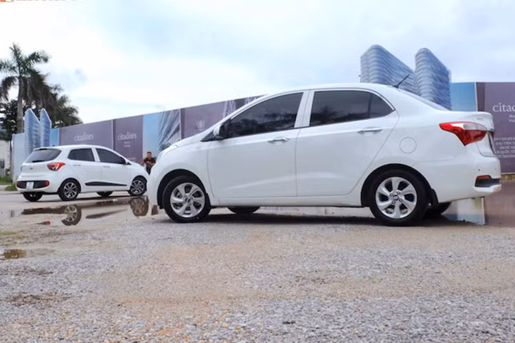 Phiên bản sedan của Hyundai Grand i10 mới sở hữu không gian bên trong được đánh giá là rộng nhất phân khúc hạng A với phong cách thiết kế HMI đặc trưng của Hyundai hướng tới sự tiện dụng và ưu tiên người lái. Tại thị trường Việt Nam, giá xe hiện dao động từ 325 triệu tới 415 triệu đồng.