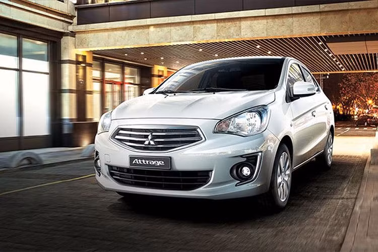 Mitsubishi Attrage mới là mẫu xe với thiết kế trung tính và hướng tới sự thực dụng đặc trưng của người Nhật. Tuy nhiên, mẫu xe này lại có không gian bên trong khá thoải mái, đi kèm với đó là nội thất được hoàn thiện ở mức tốt so với các mẫu xe có tầm tiền 500 triệu đồng.