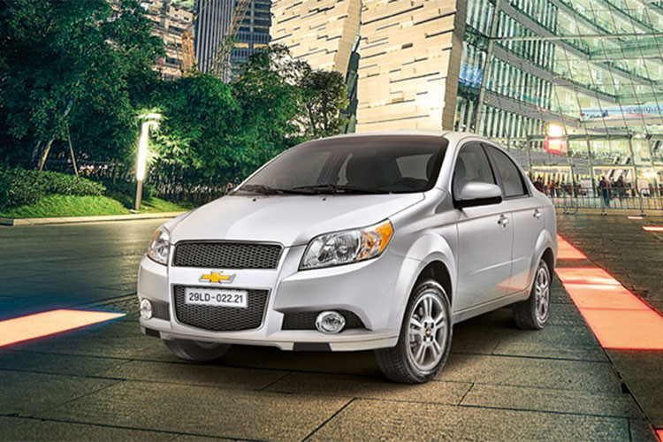 Chevrolet Aveo là mẫu xe được Chevrolet hướng tới nhóm khách hàng kinh doanh cá nhân là chính với trang bị tối giản và không có nhiều lựa chọn phiên bản. Tiền thân là Deawoo Gentra của hãng xe của Hàn Quốc, sau khi về tay Chevrolet, mẫu xe này chưa được đầu tư nhiều và phiên bản hiện tại vẫn chịu thiệt thòi về nội thất cũng như thiết kế đã cũ.