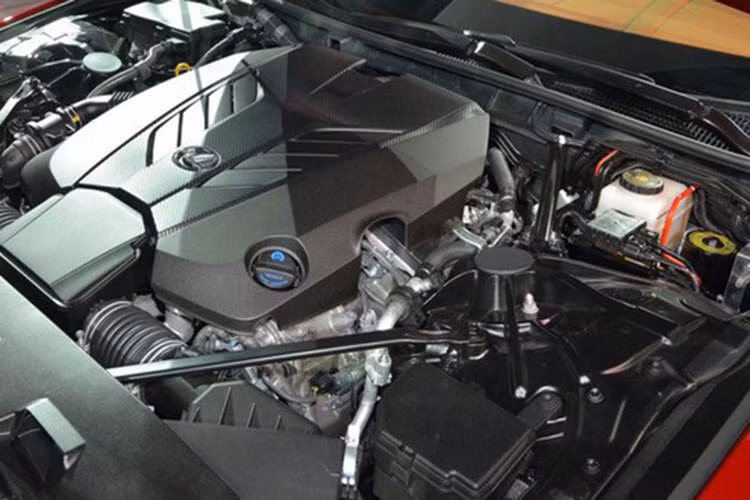 Xe sử dụng động cơ V8, dung tích 5.0L tương tự RC F và GS F. Động cơ hút khí tự nhiên, 32 van này sản sinh công suất tối đa 467 mã lực tại vòng tua máy 7.100 vòng/phút và mô-men xoắn cực đại 540 Nm tại vòng tua máy 4.800 vòng/phút. Hộp số tự động Direct Shift 10 cấp.