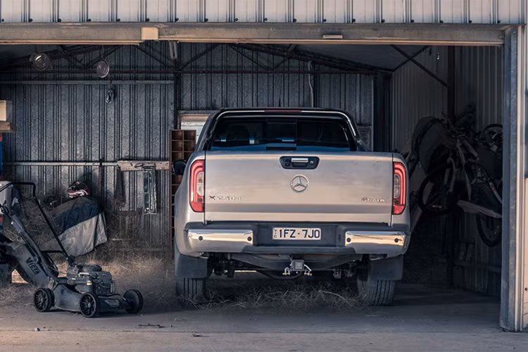 Trên 2 bản X220d và X220d 4Matic, động cơ đi kèm 1 bộ tăng áp, sản sinh công suất tối đa 160 mã lực tại tua máy 3.750 vòng/phút cùng mô-men xoắn cực đại 403 Nm tại dải tua máy 1.500 - 2.500 vòng/phút.