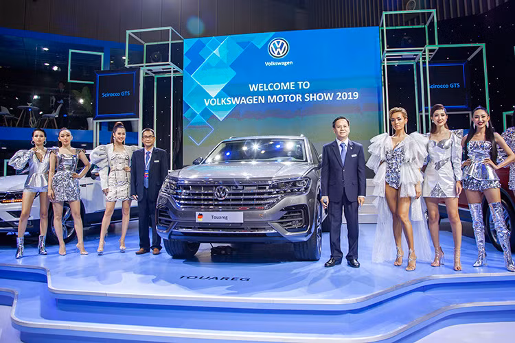 Volkswagen cũng chính thức công bố nhận đơn đặt hàng đối với mẫu SUV Touareg mới. Bên cạnh đó, hãng còn cho biết sẽ phân phối mẫu xe này tới tay người tiêu dùng với 3 phiên bản, bao gồm bản Elegance, Premium và Luxury - Giá xe Volkswagen Touareg 2019 bán ra tương ứng từ 3,099; 3,488 và 3,888 tỷ đồng cho từng phiên bản.