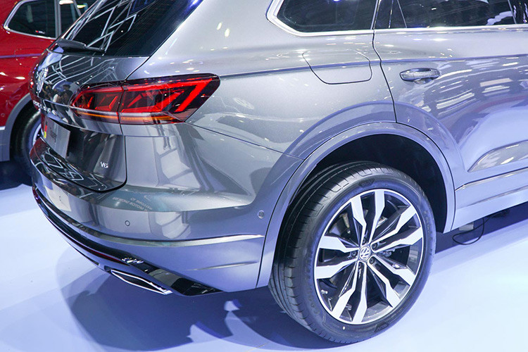 Phong cách thể thao của Volkswagen Touareg thế hệ mới tiếp tục được thể hiện qua đường gờ nổi chạy dọc thân (phía trên tay nắm cửa), cùng các bánh xe 18 inch trên các biến thể tầm thấp và 21 inch ở các bản cao cấp hơn. So với người tiền nhiệm, xe dài hơn trước 77 mm (tổng 4.878 mm), rộng hơn 44 mm (1.984 mm) trong khi thấp hơn 7 mm (1.702 mm).