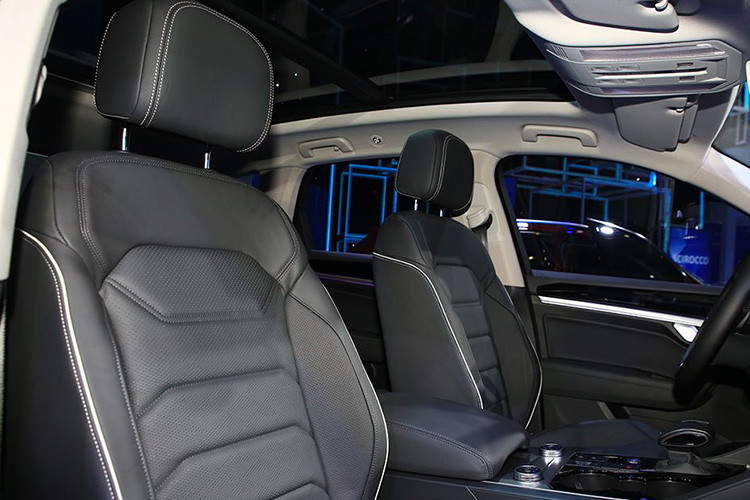 Ngoài ra, thể tích khoang hành lý của Touareg 2019 cũng đã tăng cường lên 810L so với chỉ 697L như trước kia. Dù kích thước gia tăng nhưng trọng lượng chiếc SUV đã giảm đi rất đáng kể (-106 kg) nhờ kết cấu mới sử dụng rộng rãi hợp kim nhôm (48%) và “thép công nghệ cao” (52%).