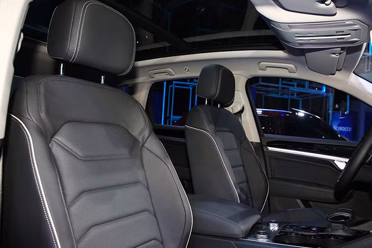 Ngoài ra, thể tích khoang hành lý của Touareg 2019 cũng đã tăng cường lên 810L so với chỉ 697L như trước kia. Dù kích thước gia tăng nhưng trọng lượng chiếc SUV đã giảm đi rất đáng kể (-106 kg) nhờ kết cấu mới sử dụng rộng rãi hợp kim nhôm (48%) và “thép công nghệ cao” (52%).