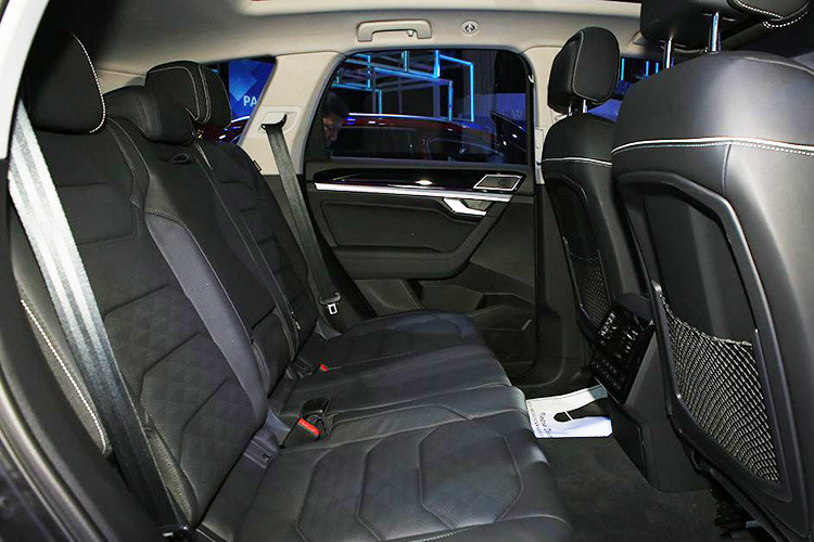 Theo đó, động cơ xăng V-6 3.0L TFSI mới trên Volkswagen Touareg 2019 sẽ có công suất cực đại 335 mã lực, mô-men xoắn cực đại 450 Nm. So với động cơ V-6 3.0 cũ, sức mạnh của động cơ mới đã tăng thêm 49 mã lực và 30 Nm. Số vòng tua máy để đạt sức kéo lớn nhất cũng được giảm từ 2.500 vòng/phút xuống còn 1.340 vòng/phút.