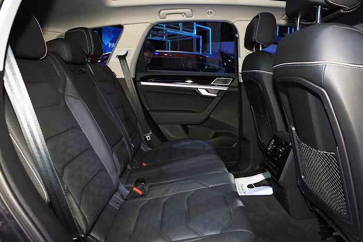 Theo đó, động cơ xăng V-6 3.0L TFSI mới trên Volkswagen Touareg 2019 sẽ có công suất cực đại 335 mã lực, mô-men xoắn cực đại 450 Nm. So với động cơ V-6 3.0 cũ, sức mạnh của động cơ mới đã tăng thêm 49 mã lực và 30 Nm. Số vòng tua máy để đạt sức kéo lớn nhất cũng được giảm từ 2.500 vòng/phút xuống còn 1.340 vòng/phút.