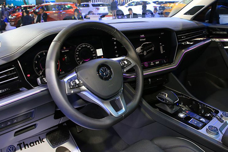 Một số tính năng thú vị khác trên chiếc SUV hạng sang là hàng ghế trước có chức năng làm mát/massage, vô lăng đánh lái toàn phần, hệ thống hỗ trợ tầm nhìn trong đêm, hệ thống treo 4 góc với giảm xóc điều khiển điện tử, điều hòa tự động 4 vùng, hệ thống âm thanh cao cấp 14 loa Dynaudio và cửa sổ trời siêu lớn.