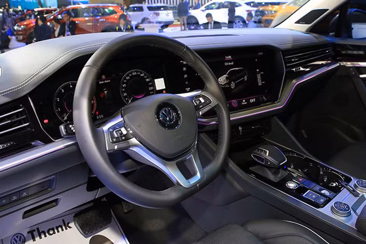 Một số tính năng thú vị khác trên chiếc SUV hạng sang là hàng ghế trước có chức năng làm mát/massage, vô lăng đánh lái toàn phần, hệ thống hỗ trợ tầm nhìn trong đêm, hệ thống treo 4 góc với giảm xóc điều khiển điện tử, điều hòa tự động 4 vùng, hệ thống âm thanh cao cấp 14 loa Dynaudio và cửa sổ trời siêu lớn.