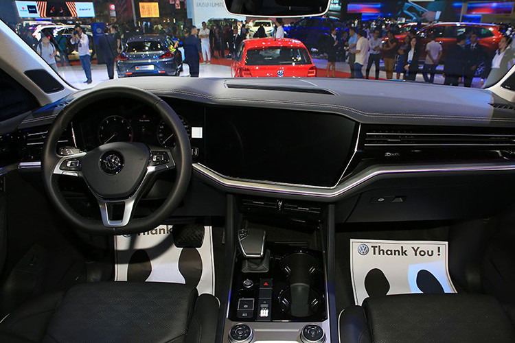 Bên trong nội thất, Touareg 2019 lột xác gần như hoàn toàn so với trước kia. Các phiên bản cao cấp của chiếc SUV sử dụng màn hình 12 inch kỹ thuật số thay thế cụm đồng hồ truyền thống đặt cạnh màn hình thông tin giải trí trung tâm “khổng lồ” 15 inch. Đây là lần đầu tiên 1 mẫu xe Volkswagen ứng dụng dàn màn hình “khủng” như vậy, khiến thương hiệu Đức phải đẩy hốc gió xuống dưới khá sâu để tạo chỗ trống.