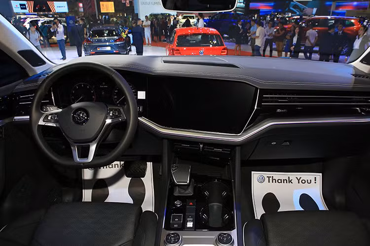 Bên trong nội thất, Touareg 2019 lột xác gần như hoàn toàn so với trước kia. Các phiên bản cao cấp của chiếc SUV sử dụng màn hình 12 inch kỹ thuật số thay thế cụm đồng hồ truyền thống đặt cạnh màn hình thông tin giải trí trung tâm “khổng lồ” 15 inch. Đây là lần đầu tiên 1 mẫu xe Volkswagen ứng dụng dàn màn hình “khủng” như vậy, khiến thương hiệu Đức phải đẩy hốc gió xuống dưới khá sâu để tạo chỗ trống.