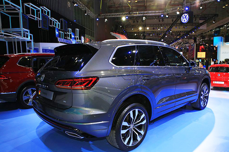 Phần đầu của Touareg 2020 được thiết kế lại, lấy cảm hứng chủ đạo từ mẫu sedan Arteon, nổi bật là cụm đèn pha kết nối trực tiếp với tản nhiệt đã được nâng lên công nghệ LED ma trận thay vì full LED như trước đây, mỗi đèn pha mới bao gồm 128 bóng LED hoạt động độc lập giúp xe có khả năng chiếu sáng đa năng và có tầm chiếu sáng cực xa, rộng.