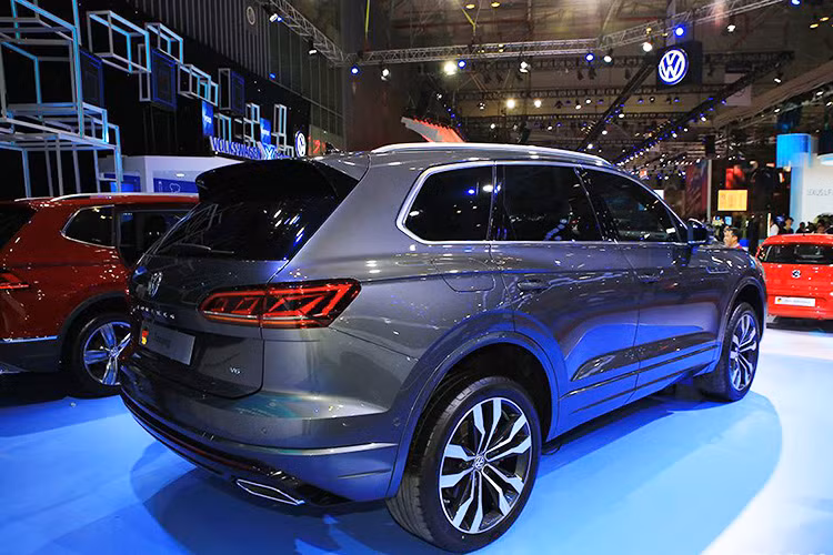 Phần đầu của Touareg 2020 được thiết kế lại, lấy cảm hứng chủ đạo từ mẫu sedan Arteon, nổi bật là cụm đèn pha kết nối trực tiếp với tản nhiệt đã được nâng lên công nghệ LED ma trận thay vì full LED như trước đây, mỗi đèn pha mới bao gồm 128 bóng LED hoạt động độc lập giúp xe có khả năng chiếu sáng đa năng và có tầm chiếu sáng cực xa, rộng.