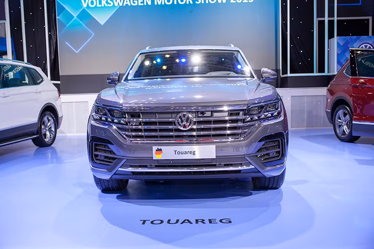 So với phiên bản tiền nhiệm, Volkswagen Touareg 2019 mới sở hữu những thay đổi rất đáng chú ý, đặc biệt là ở phần thiết kế nội ngoại thất, hứa hẹn sẽ mang tới những trải nghiệm tốt nhất cho người sử dụng đang kiếm tìm một mẫu SUV Đức sở hữu nhiều công nghệ nhất.