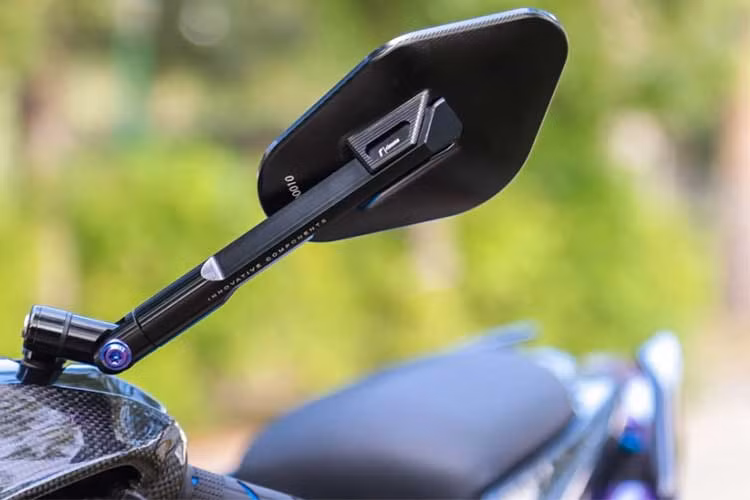 Ngoài tay côn Brembo Billet cho các bạn cảm giác bóp côn cực kì êm ái dù là đi nồi zin hay nồi độ, phần đầu xe còn được làm mới với kính đồ chơi Rizoma Elisse thay cho nguyên bản cùng ốc Proti xanh nổi bật.