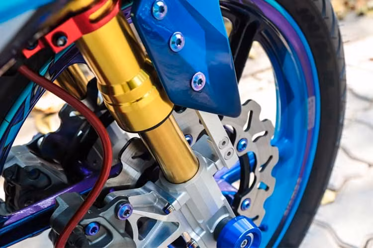 Dàn chân khá thể thao ấn tượng với hành trình ngược (Upsidedown) của hãng SCK dành riêng cho dòng Exciter 150 đang được rất nhiều dân chơi môtô yêu thích. Xe được trang bị thêm hệ thống phanh đĩa kép với 2 heo dầu Brembo logo lớn cùng đĩa Galfer họa tiết vô cùng bắt mắt.