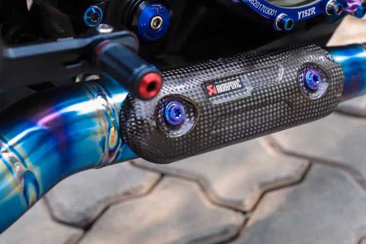 Điều chủ nhân khá tâm đắc đó là bộ phân ống xả của xe. Anh cẩn thận khi lựa chọn hệ thống cổ bô Full Titanium cho màu xanh khá nổi trội kết hợp cùng bộ phận chống nóng khá cẩn thận được làm từ chất liệu Carbon.