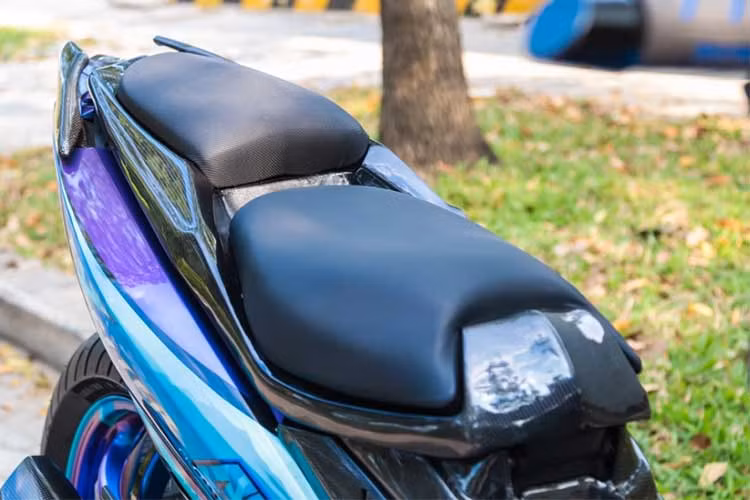 Yên xe nguyên bản cũng đã được loại bỏ, thay vào đó là dạng được thiết kế 2 tầng tách biệt theo phong cách môtô phân khối lớn và giúp xe có kiểu dáng ngồi rất thể thao hơn. Toàn bộ dàn nhựa nhám xe cùng đế yên đều được ốp FiberCarbon.