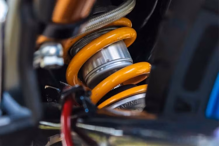 Phuộc sau mang thương hiệu Ohlins với bình dầu rời màu vàng đặc trung của hãng phuộc đến từ Thụy Điển cho cảm giác nhún êm ái khi qua các gờ giảm shock hay ôm của những cung đường đèo uốn lượn. Ngoài ra, hệ thống gác chân zin đã hoàn toàn được thay thế từ hãng Rizoma.