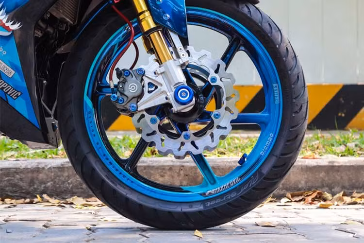 Dây dầu Galfer đỏ cho dầu vận chuyển liên tục trong quá trình phanh gấp của xe cực kì an toàn. Bên cạnh đó, việc sử dụng mâm bản khá lớn nên chủ nhân của xe đã trang bị vỏ Michealin cho độ bám đường rất an toàn, đặc biệt khi sử dụng trên các cung đường khác nhau.