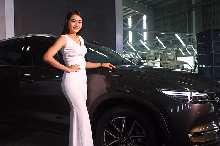 Về động cơ, Mazda CX-5 thế hệ mới vẫn sử dụng 2 phiên bản động cơ đã từng trang bị ở thế hệ đầu tiên là Skyactiv 2.0L (153hp/200Nm) và 2.5L (188hp/251Nm), đi kèm hộp số tự động 6 cấp. Đặc biệt, hai phiên bản 2.5L được trang bị thêm: Hệ thống hiển thị thông tin trên kính lái HUD thế hệ mới và hệ thống hỗ trợ an toàn i-Activsense.