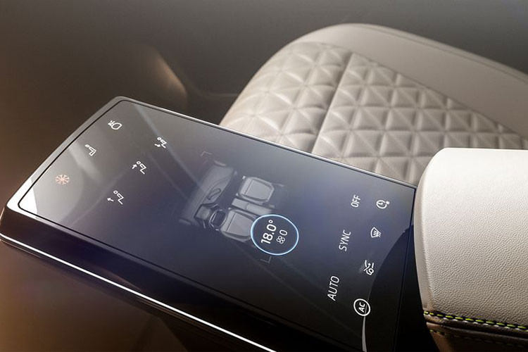 Các nút bấm vật lý trên xe ôtô điện Byton M-Byte được tối giản hết mức nhằm tuân thủ theo tiêu chí “công nghệ số” hoàn toàn. Để điều chỉnh, người lái sẽ tương tác với màn hình hiển thị thông qua cảm ứng hoặc trợ lí ảo Amazon Alexa, giúp truy cập video và nội dung âm thanh dễ dàng hơn.