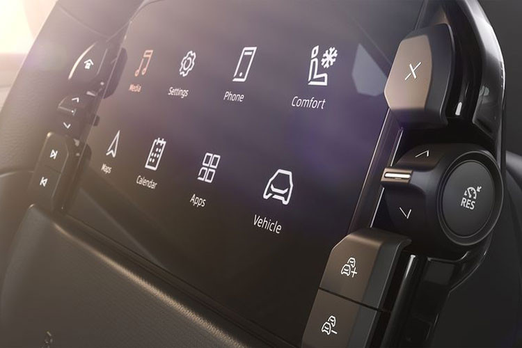 Màn hình trung tâm với kích thước lên đến 48 inch có tên gọi là Shared Experience Display (SED) được thiết kế trải trên táp lô là điểm đáng chú ý nhất trong khoang nội thất. Bên cạnh các thông tin giải trí, màn hình này còn hiển thị hình ảnh bên ngoài xe như một kính chiếu hậu. Độ sáng của màn hình tự động điều chỉnh để dễ cho người quan sát.