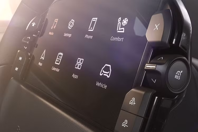 Màn hình trung tâm với kích thước lên đến 48 inch có tên gọi là Shared Experience Display (SED) được thiết kế trải trên táp lô là điểm đáng chú ý nhất trong khoang nội thất. Bên cạnh các thông tin giải trí, màn hình này còn hiển thị hình ảnh bên ngoài xe như một kính chiếu hậu. Độ sáng của màn hình tự động điều chỉnh để dễ cho người quan sát.