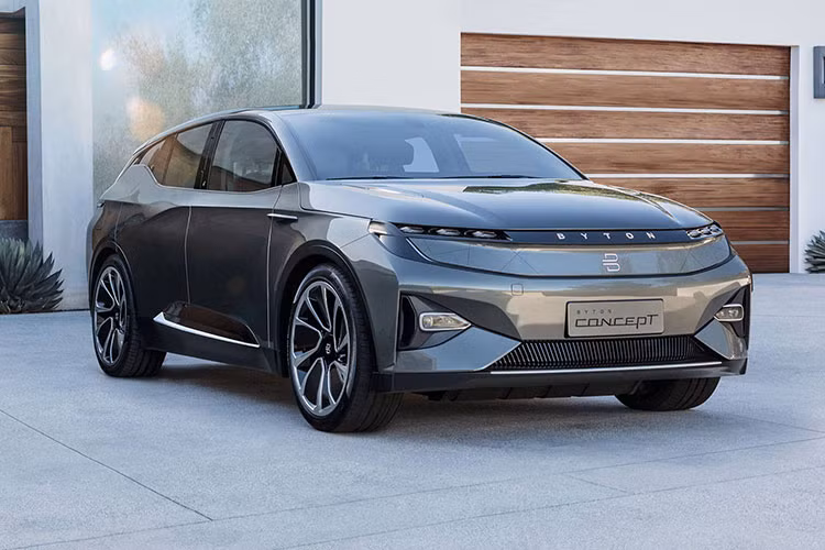 Không chỉ sở hữu một ngoại hình bắt mắt với những đường nét thiết kế mạnh mẽ đầy chất thể thao, mẫu SUV chạy điện Byton M-Byte còn chinh phục những người đam mê công nghệ bằng khoang nội thất hiện đại với mặt sàn bằng phẳng cùng hệ thống ghế ngồi có thể điều chỉnh, xoay và hệ thống hiển thị Shared Experience Display.