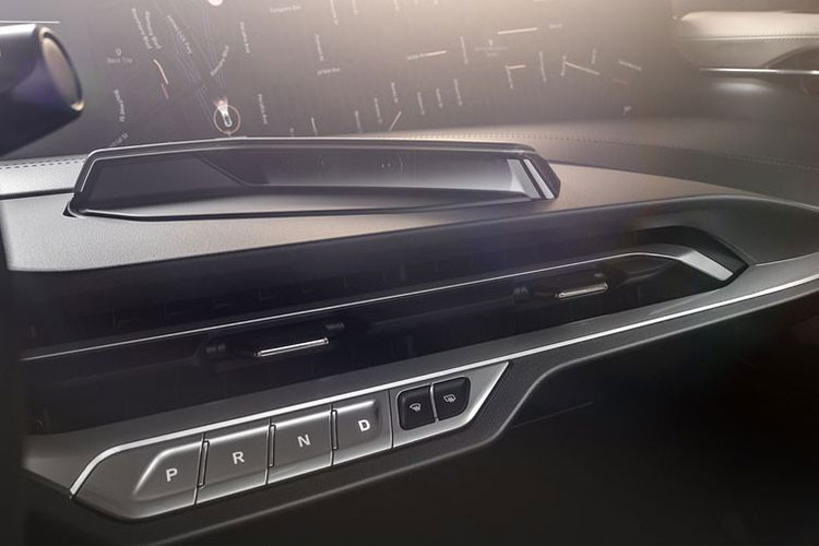 Bên cạnh đó, một màn hình Byton Central Touchpad cỡ 8-inch cũng được thiết kế ở vị trí đặt tay của hai ghế phía trước. Với màn hình này, người sử dụng có thể kiểm soát SED cũng như điều khiển hệ thống điều hòa và ghế ngồi. Ngoài ra, chiếc SUV chạy điện của Byton còn sở hữu màn hình thông tin giải trí ở hàng ghế phía sau và nó cũng chia sẻ nội dung với SED.