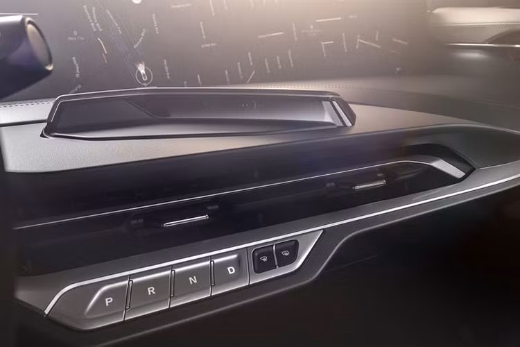 Bên cạnh đó, một màn hình Byton Central Touchpad cỡ 8-inch cũng được thiết kế ở vị trí đặt tay của hai ghế phía trước. Với màn hình này, người sử dụng có thể kiểm soát SED cũng như điều khiển hệ thống điều hòa và ghế ngồi. Ngoài ra, chiếc SUV chạy điện của Byton còn sở hữu màn hình thông tin giải trí ở hàng ghế phía sau và nó cũng chia sẻ nội dung với SED.