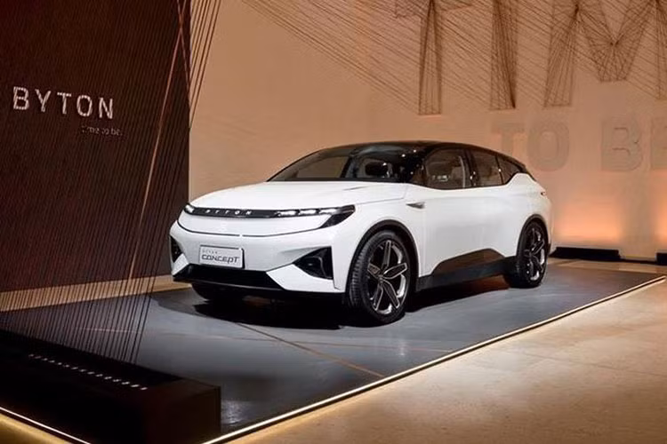 Về động cơ, Byton M-Byte được cung cấp với hai hệ truyền động khác nhau, một là phiên bản 272 mã lực với hệ dẫn động cầu trước và hai là bản 475 mã lực với dẫn động 4 bánh - đi kèm cùng hai gói pin tương ứng với các mức phạm vi lái xe: 400,7 km và 520 km. Dự kiến, giá xe điện Byton M-Byte bản thương mại sẽ công bố thị trường Mỹ vào cuối năm 2019, và tấn công Châu Âu vào năm 2020.
