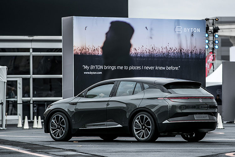 Việc phát triển công nghệ điều khiển xe bằng giọng nói tích hợp trên màn hình trung tâm khổng lồ của Byton M-Byte được cho là thành quả hợp tác giữa các cựu kĩ sư nghiên cứu về công nghệ không người lái của Google và công ty Aurora.