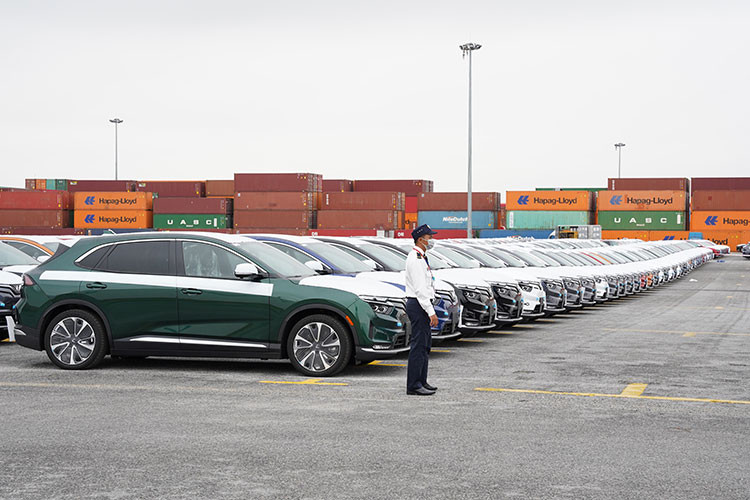 Đây là lô xe đầu tiên xuất khẩu ra thị trường quốc tế trong số 65.000 đơn đặt hàng xe điện VinFast VF8 và VF9 trên toàn cầu. Ngay sau thị trường Mỹ, VinFast sẽ xuất khẩu các lô xe VF8 tiếp theo tới thị trường Canada và châu Âu để kịp bàn giao cho khách hàng vào năm 2023. 