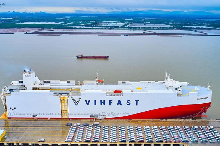 Lô xe VinFast VF8 đầu tiên xuất cảng có số lượng 999 chiếc dành cho thị trường Mỹ và được chuyên chở bằng tàu thuê riêng Silver Queen của Panama. Dự kiến, sau khoảng 20 ngày xuất phát từ cảng MPC Port, Hải Phòng, lô xe sẽ cập cảng California, Mỹ và sẽ được bàn giao tới những khách hàng đầu tiên vào cuối tháng 12/2022.