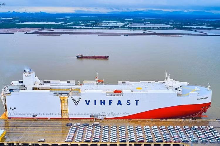 Lô xe VinFast VF8 đầu tiên xuất cảng có số lượng 999 chiếc dành cho thị trường Mỹ và được chuyên chở bằng tàu thuê riêng Silver Queen của Panama. Dự kiến, sau khoảng 20 ngày xuất phát từ cảng MPC Port, Hải Phòng, lô xe sẽ cập cảng California, Mỹ và sẽ được bàn giao tới những khách hàng đầu tiên vào cuối tháng 12/2022.