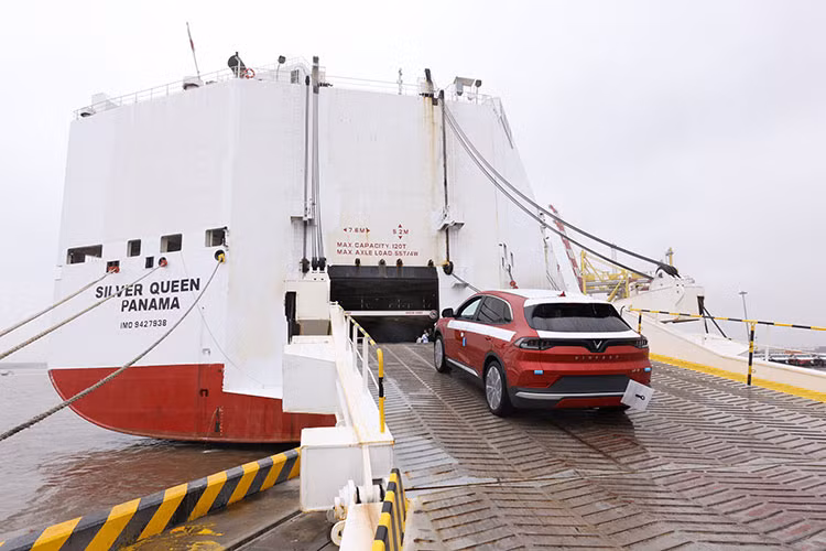 Bên cạnh nhóm khách hàng cá nhân, VinFast cũng nhận được sự quan tâm đặc biệt của nhóm khách hàng doanh nghiệp. Ngay trong triển lãm Los Angeles Auto Show 2022 (17-28/11/2022) đang diễn ra tại Mỹ, VinFast đã nhận được đơn hàng 2.500 xe từ công ty cho thuê xe lớn nhất Hoa Kỳ - Autonomy.