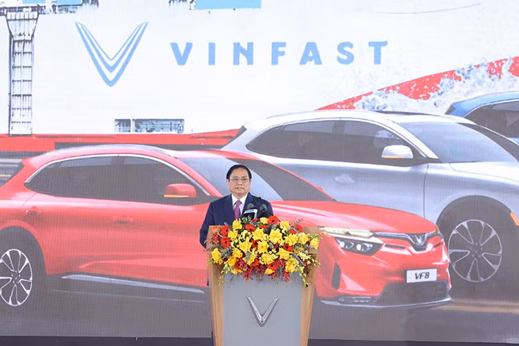 Có mặt tại buổi lễ xuất khẩu xe ôtô Vinfast VF8 sang Mỹ, Thủ tướng Chính phủ Phạm Minh Chính nhấn mạnh: Kết quả hôm nay của VinFast đã cho thấy sự đúng đắn trong phương hướng, mục tiêu và sự lãnh đạo, chỉ đạo của Đảng, Chính phủ; đóng góp quan trọng vào việc thực hiện thắng lợi Nghị quyết Đại hội XIII của Đảng, Chiến lược Phát triển ngành công nghiệp ôtô Việt Nam và phù hợp với cam kết quốc tế trong việc đưa phát thải ròng về “0” vào năm 2050.