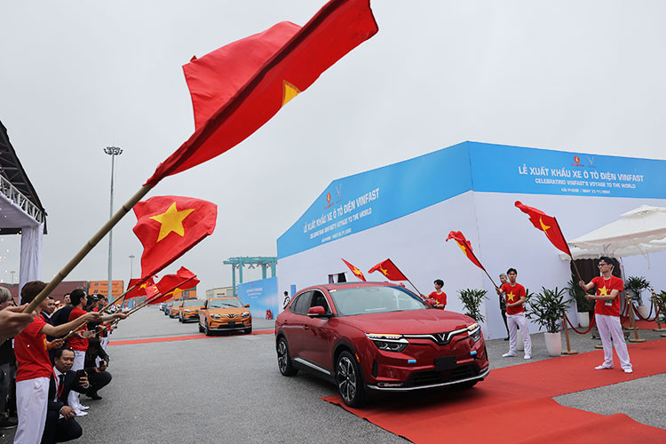 "Chúng tôi hy vọng, cùng với những chiếc xe điện thông minh VinFast lăn bánh trên các nẻo đường thế giới, hình ảnh về một Việt Nam mới, năng động và phát triển cũng sẽ được quảng bá rộng rãi hơn trong mắt bạn bè quốc tế” - ông Nguyễn Việt Quang cho biết thêm.