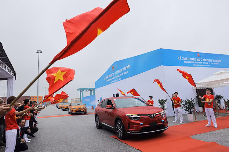 "Chúng tôi hy vọng, cùng với những chiếc xe điện thông minh VinFast lăn bánh trên các nẻo đường thế giới, hình ảnh về một Việt Nam mới, năng động và phát triển cũng sẽ được quảng bá rộng rãi hơn trong mắt bạn bè quốc tế” - ông Nguyễn Việt Quang cho biết thêm.