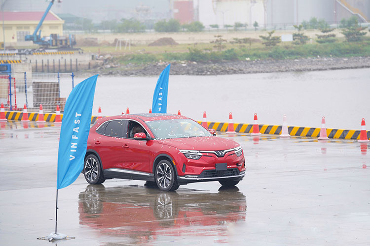 VinFast VF8 và VF9 hoàn toàn mới hiện là hai mẫu SUV điện cao cấp thuộc phân khúc D và E có thiết kế sang trọng, tích hợp các công nghệ thông minh tiên tiến cùng mức giá hấp dẫn và các chính sách hậu mãi tốt bậc nhất thị trường.