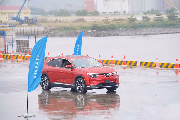 VinFast VF8 và VF9 hoàn toàn mới hiện là hai mẫu SUV điện cao cấp thuộc phân khúc D và E có thiết kế sang trọng, tích hợp các công nghệ thông minh tiên tiến cùng mức giá hấp dẫn và các chính sách hậu mãi tốt bậc nhất thị trường.