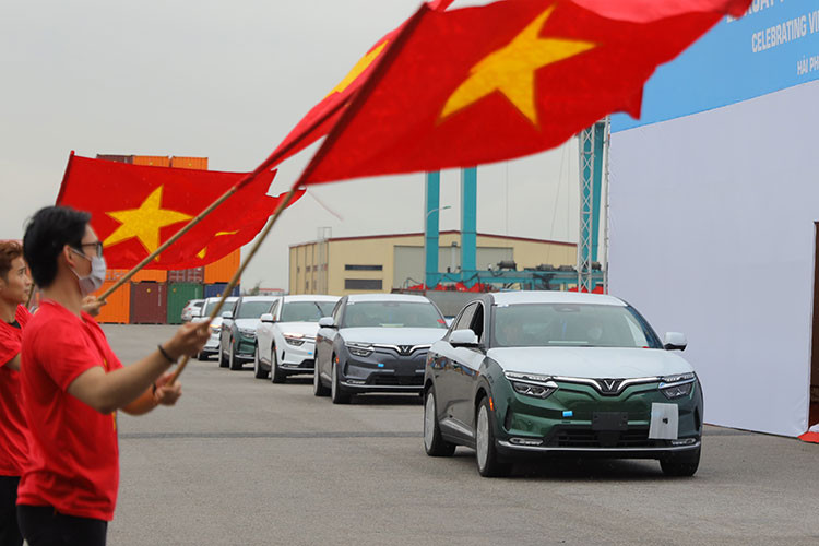 Theo ông Nguyễn Việt Quang - Phó Chủ tịch kiêm TGĐ Tập đoàn Vingroup cho biết: “999 chiếc xe VinFast xuất cảng hôm nay là sự kiện trọng đại không chỉ với Công ty VinFast, Tập đoàn Vingroup mà còn là dấu mốc lịch sử của ngành công nghiệp ôtô Việt Nam, khẳng định Việt Nam đã làm chủ và sản xuất thành công những sản phẩm công nghệ cao, đủ khả năng cạnh tranh trên thị trường quốc tế". 