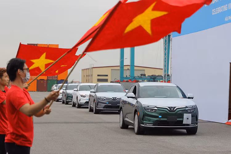 Theo ông Nguyễn Việt Quang - Phó Chủ tịch kiêm TGĐ Tập đoàn Vingroup cho biết: “999 chiếc xe VinFast xuất cảng hôm nay là sự kiện trọng đại không chỉ với Công ty VinFast, Tập đoàn Vingroup mà còn là dấu mốc lịch sử của ngành công nghiệp ôtô Việt Nam, khẳng định Việt Nam đã làm chủ và sản xuất thành công những sản phẩm công nghệ cao, đủ khả năng cạnh tranh trên thị trường quốc tế". 