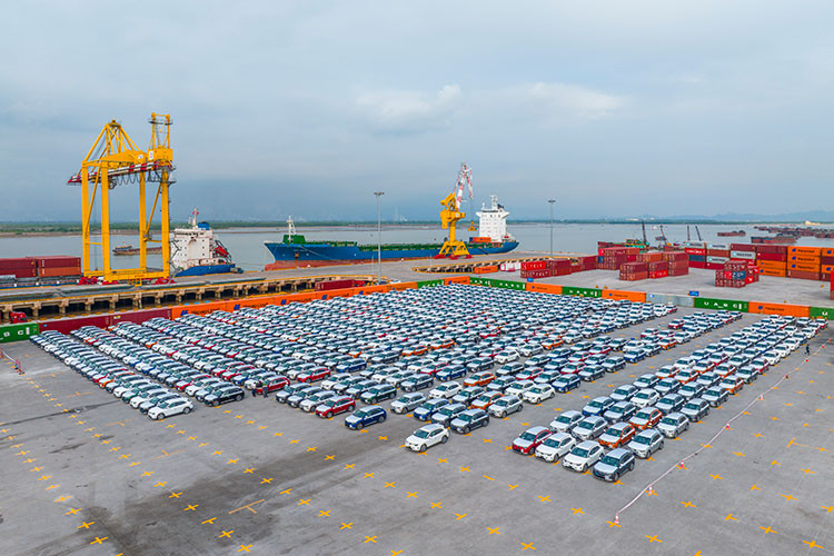 Tại cảng MPC Hải Phòng, lô ôtô điện thông minh đầu tiên gồm 999 chiếc Vinfast VF8 xuất khẩu ra trường quốc tế đánh dấu bước tiến của ngành công nghiệp xe hơi Việt Nam. Đây là lần đầu tiên những sản phẩm ôtô công nghệ do Việt Nam làm chủ và sản xuất - chính thức tiến ra thế giới, góp phần nâng tầm vị thế quốc gia trên trường quốc tế.