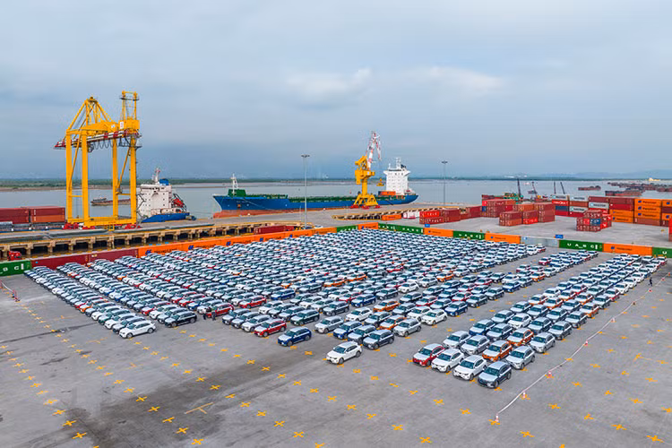 Tại cảng MPC Hải Phòng, lô ôtô điện thông minh đầu tiên gồm 999 chiếc Vinfast VF8 xuất khẩu ra trường quốc tế đánh dấu bước tiến của ngành công nghiệp xe hơi Việt Nam. Đây là lần đầu tiên những sản phẩm ôtô công nghệ do Việt Nam làm chủ và sản xuất - chính thức tiến ra thế giới, góp phần nâng tầm vị thế quốc gia trên trường quốc tế.