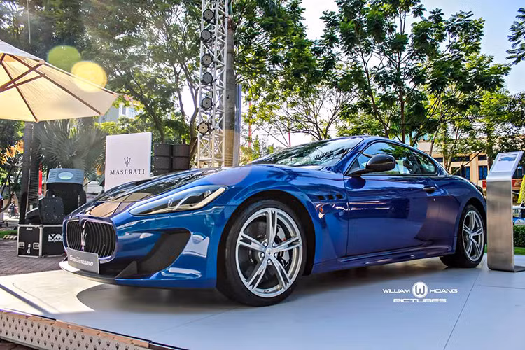 Với mức giá lên đến 9,2 tỷ đồng, chiếc Maserati GranTurismo MC Stradale là phiên bản đầu tiên được nhập khẩu chính hãng tại Việt nam và đã có chủ tại TP HCM. Nó xuất hiện "hoành tráng" trong buổi lễ ra mắt showroom và gây được chú ý của nhiều người.