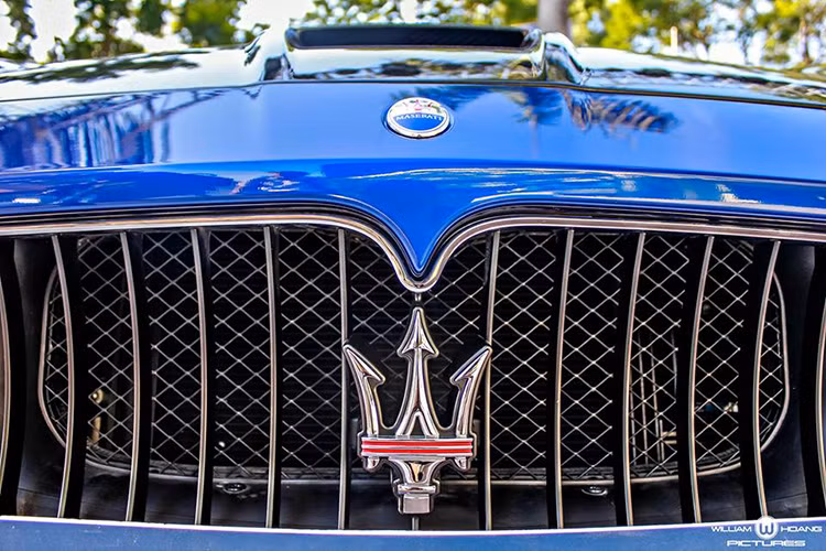 Chiếc xe sở hữu lưới tản nhiệt trước lớn hơn với hai hốc hút gió hình mang cá bằng sợi carbon, chính giữa là logo "cây đinh 3" huyền thoại, biểu tượng của hãng xe Ý Maserati.