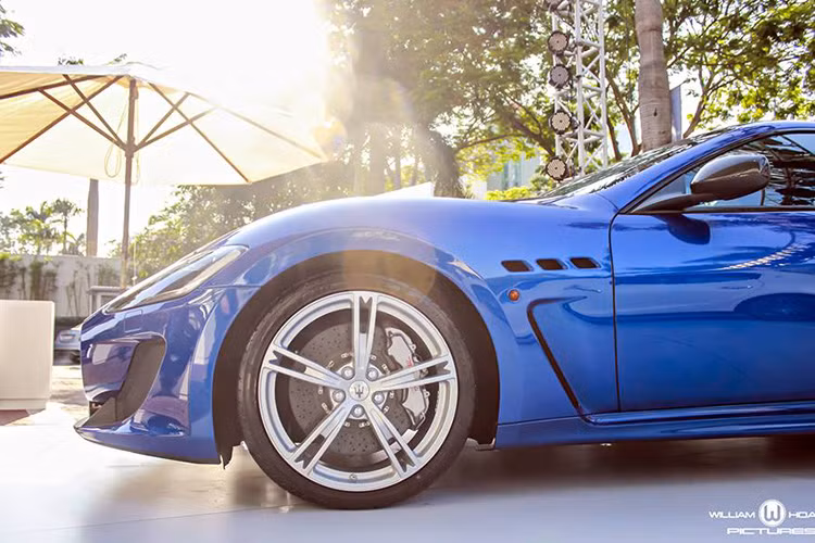 Bộ vành 20 inch, 5 chấu kép được thiết kế độc quyền cho MC Stradale. Bên trong là hệ thống phanh dành cho xe đua được phát triển bởi Brembo. Đĩa gốm-carbon nhẹ hơn 60% so với đĩa thép.